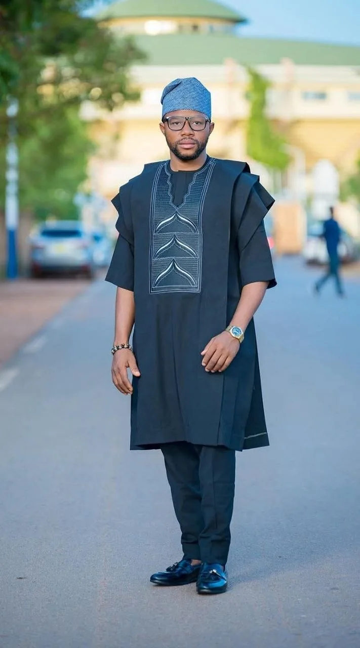 Grand boubou noir porté en pied
