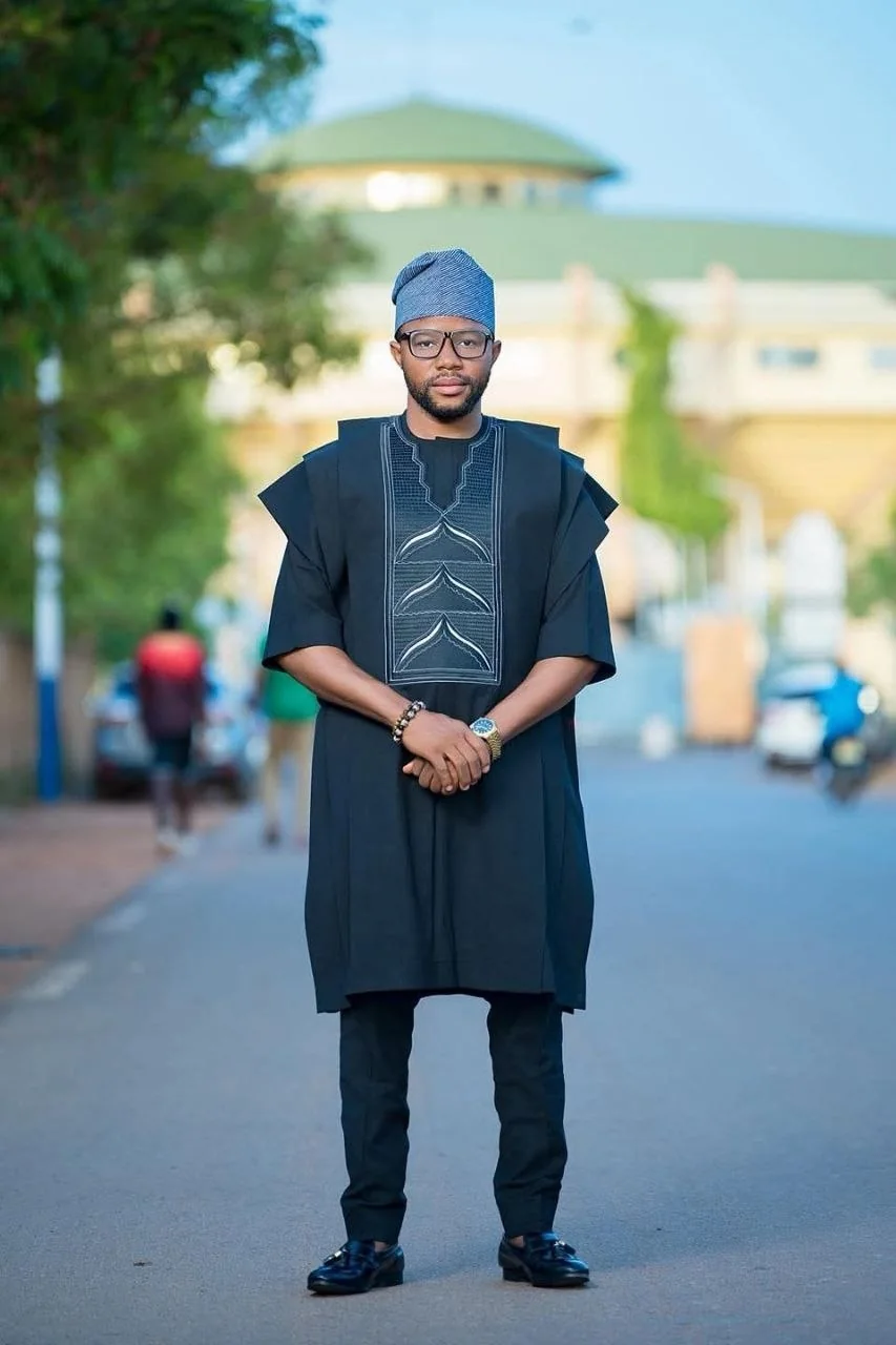 Grand boubou noir, porté mains jointes