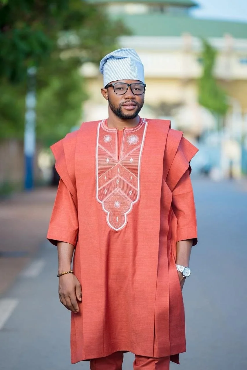 Grand boubou corail à plastron brodé blanc
