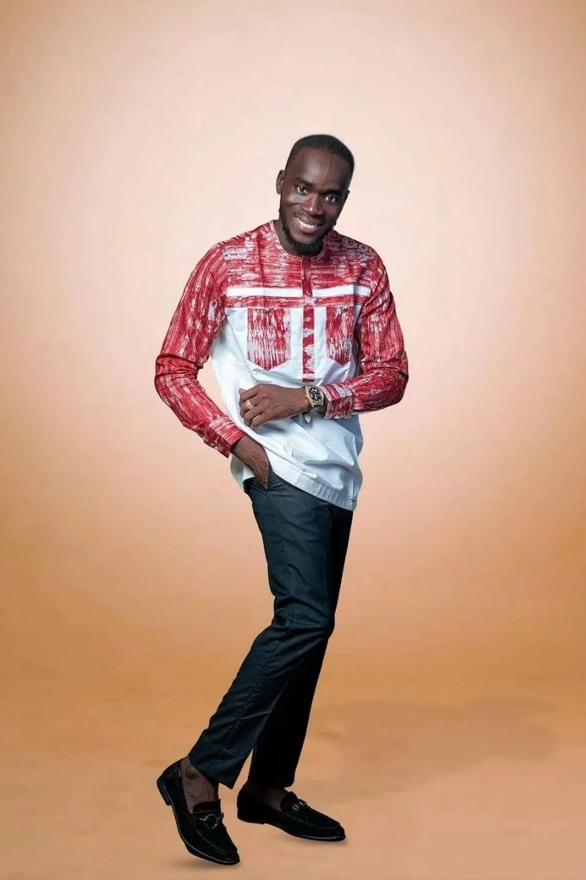 Chemise rouge et blanche portée en studio